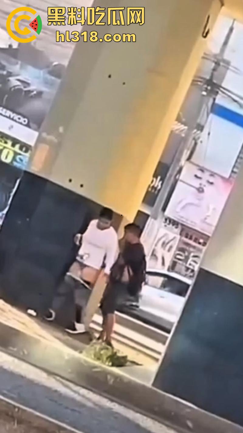 情急起来真的不避人啊!街拍开放男女立交桥下性爱,完全不在乎别人目光,当众后入刺激满满!-1