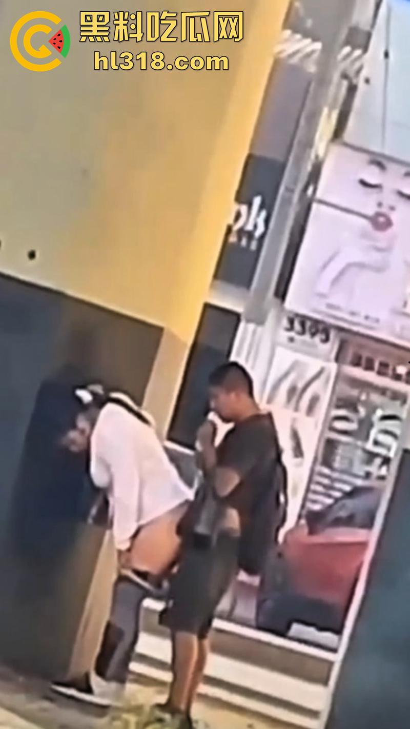 情急起来真的不避人啊!街拍开放男女立交桥下性爱,完全不在乎别人目光,当众后入刺激满满!-6