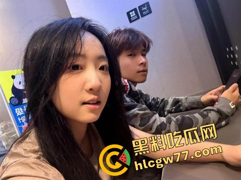 湖南岳麓小母狗『许梦瑶』劈腿卖逼，校服肥臀被后入100块随便操，男友还当舔狗帮拍抖音！-3