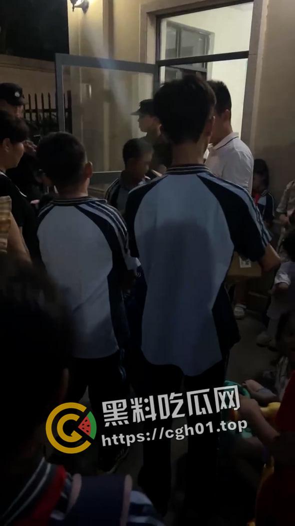 6年纪双胞胎男孩配合他人在小区内哄骗猥亵多名女孩 小畜生被其他家长暴打 抓捕现场曝光-1