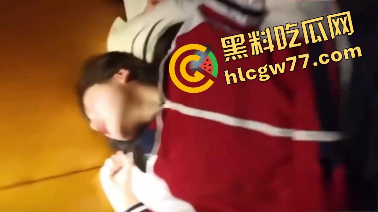 湖南岳麓小母狗『许梦瑶』劈腿卖逼，校服肥臀被后入100块随便操，男友还当舔狗帮拍抖音！-9