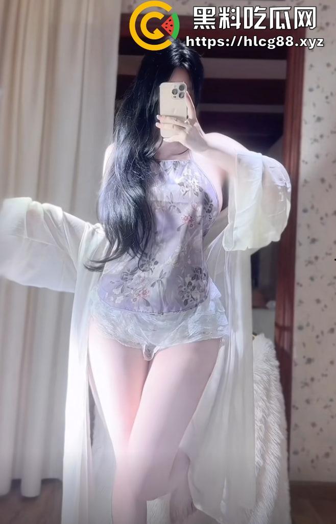 抖音『羊咩咩』童颜巨奶桃臀骚炸天,卖逼视频气疯榜一大哥,他怒甩她丁字裤被操烂的证据!-3