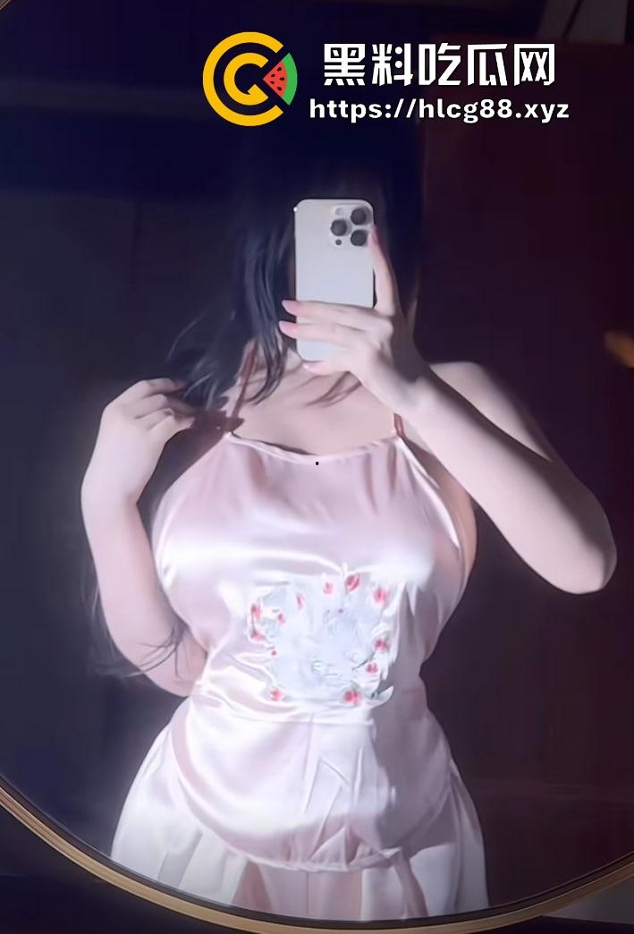 抖音『羊咩咩』童颜巨奶桃臀骚炸天,卖逼视频气疯榜一大哥,他怒甩她丁字裤被操烂的证据!-11