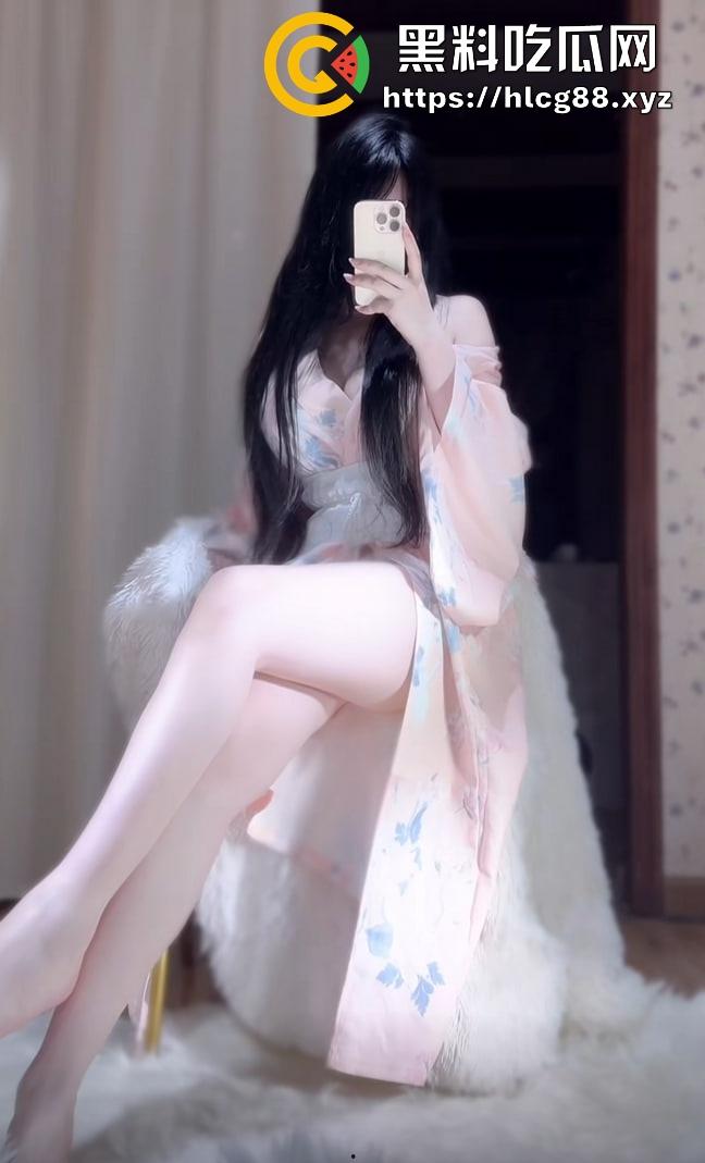 抖音『羊咩咩』童颜巨奶桃臀骚炸天,卖逼视频气疯榜一大哥,他怒甩她丁字裤被操烂的证据!-12