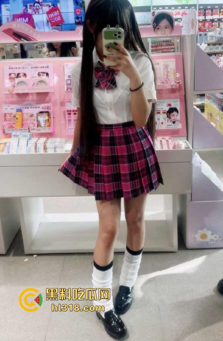 广州JK嫩妹【李诗诗】趁父母出门带游戏中CP回家做爱,无套爆操白虎馒头穴,堪称极品!-8