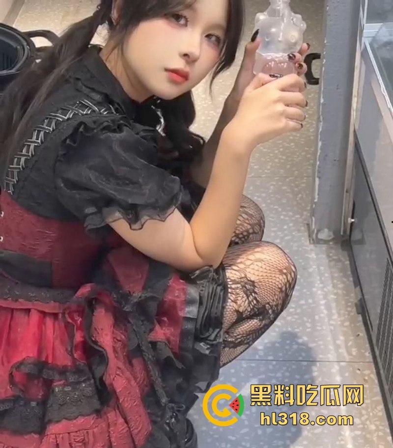 广州JK嫩妹【李诗诗】趁父母出门带游戏中CP回家做爱,无套爆操白虎馒头穴,堪称极品!-11