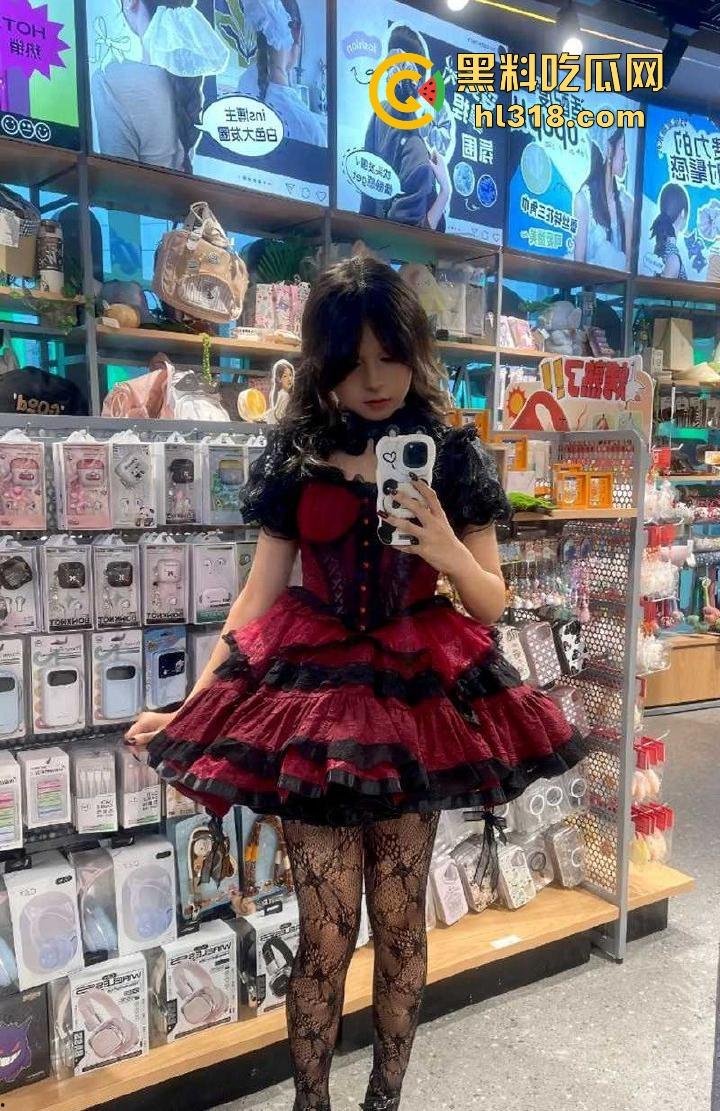 广州JK嫩妹【李诗诗】趁父母出门带游戏中CP回家做爱,无套爆操白虎馒头穴,堪称极品!-13