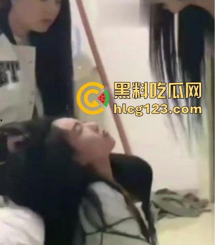 快手团团双飞啪啪视频流出!刚霸凌完别人,转头就跟两精神小伙轮流搞,场面淫荡到爆!-11