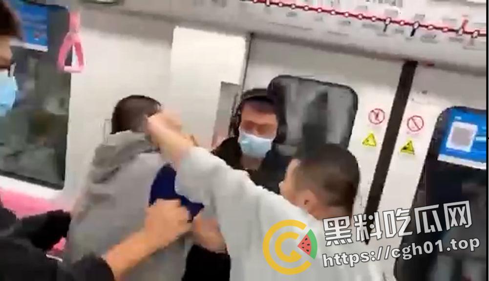 成都地铁男同捉奸 两个胖熊大打出手为了另一个胖熊 都是gay 何必呢-6