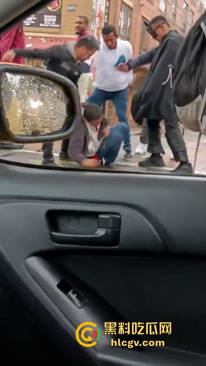 蛋痛!加州小偷扒钱包被抓现行 惨遭正义群众群体攻击 脱裤捏蛋:叫成这样是爆了吗?-2