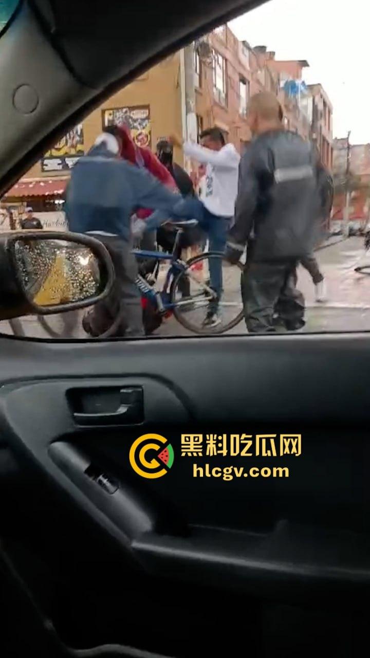 蛋痛!加州小偷扒钱包被抓现行 惨遭正义群众群体攻击 脱裤捏蛋:叫成这样是爆了吗?-5