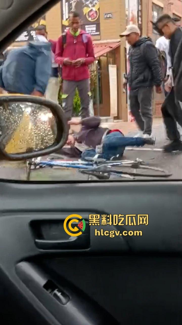 蛋痛!加州小偷扒钱包被抓现行 惨遭正义群众群体攻击 脱裤捏蛋:叫成这样是爆了吗?-6