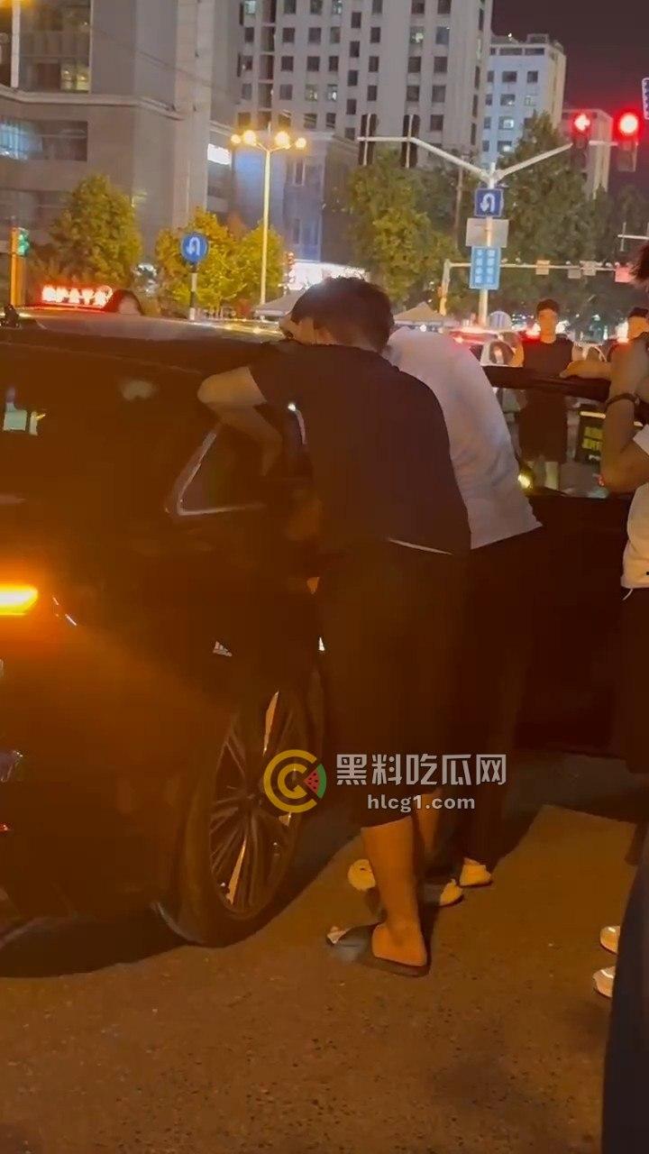 震撼现场!南京奥迪车主带小三遭正妻当街围堵,引发全城大堵车!-3