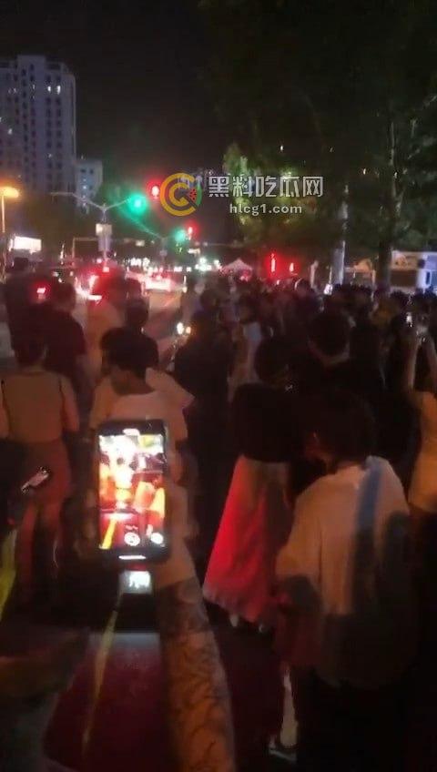 震撼现场!南京奥迪车主带小三遭正妻当街围堵,引发全城大堵车!-4