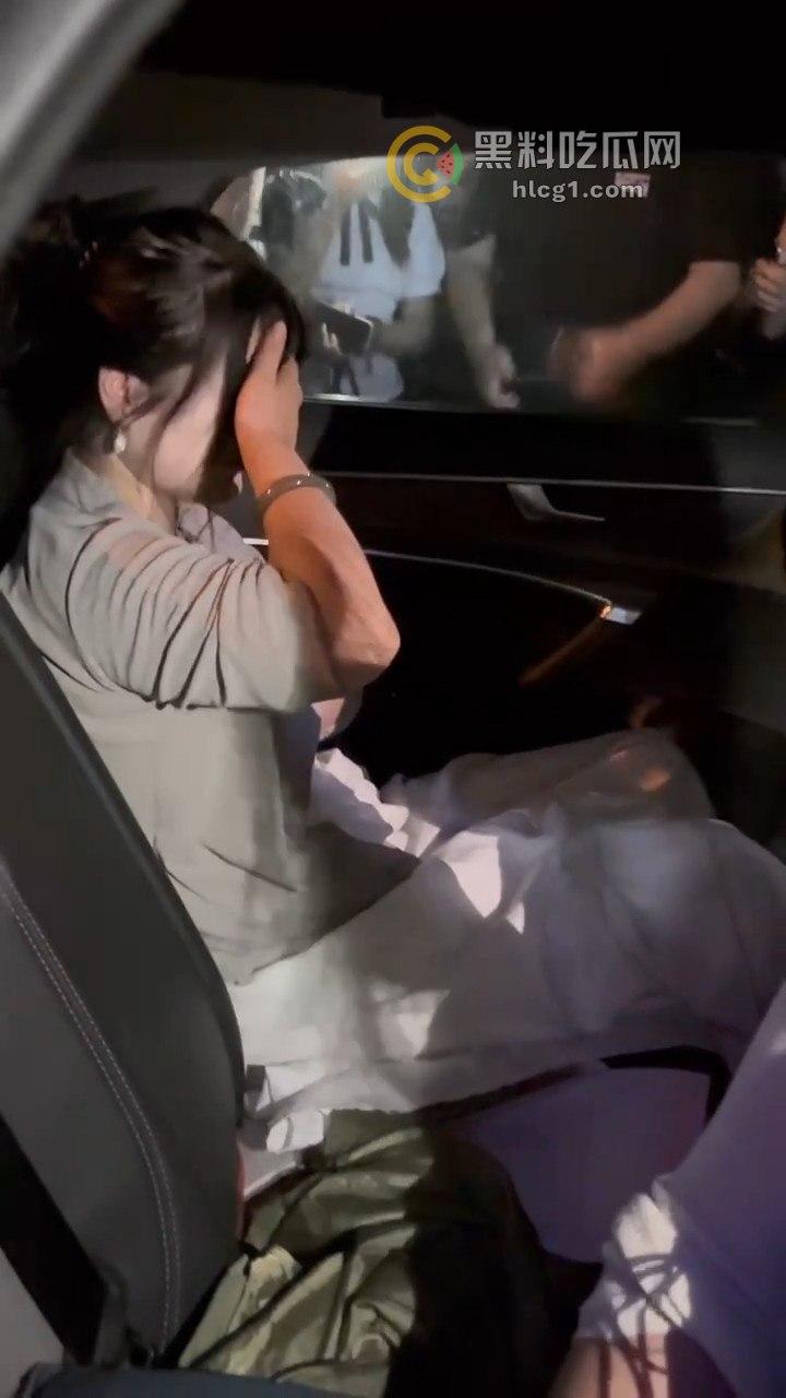 震撼现场!南京奥迪车主带小三遭正妻当街围堵,引发全城大堵车!-5