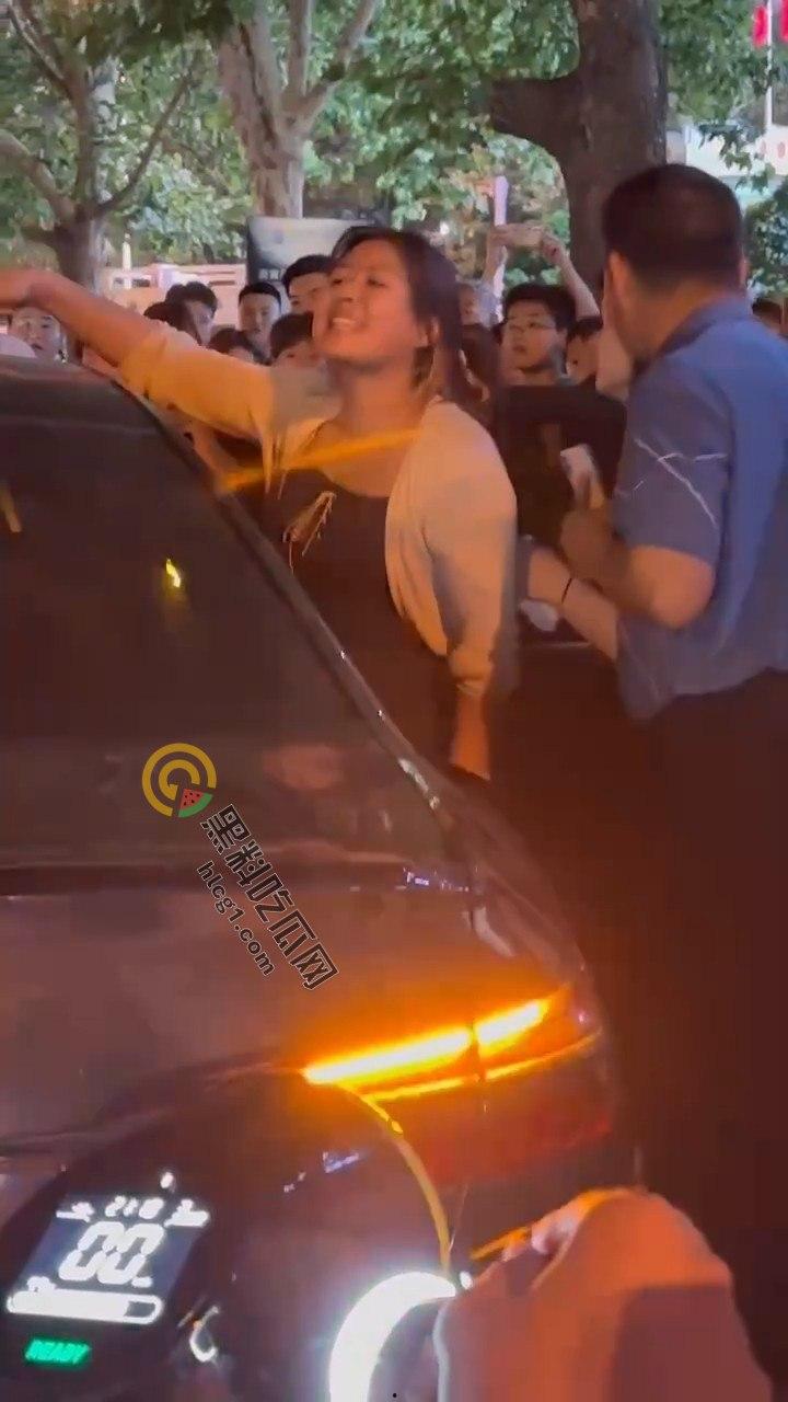 震撼现场!南京奥迪车主带小三遭正妻当街围堵,引发全城大堵车!-6