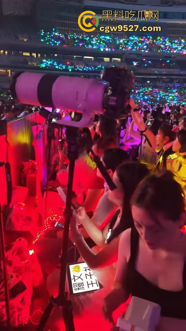 感谢时代少年团上海演唱会!一张门票换一顿操,追星女神终于被我无套后入,原来追星的女孩这么容易拿下!-6