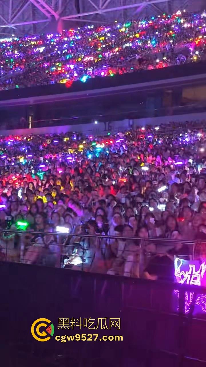 感谢时代少年团上海演唱会!一张门票换一顿操,追星女神终于被我无套后入,原来追星的女孩这么容易拿下!-7