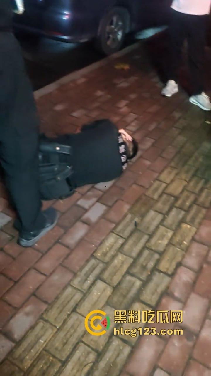 胆肥!诸暨一民警出勤时被男子打倒抽搐 伤势严重-3