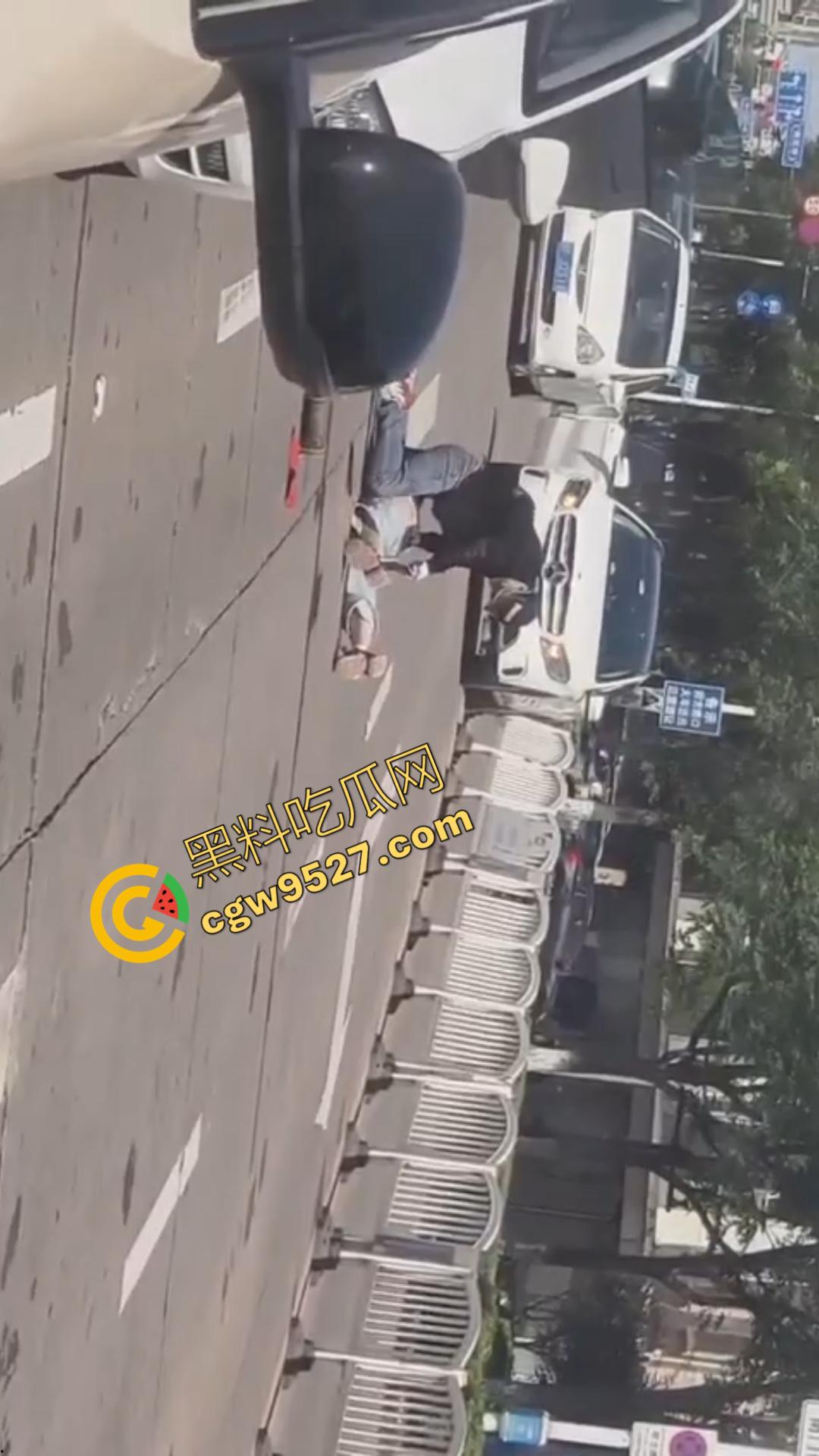 海宁街头惊现杀人割头恐怖画面!凶手带着手套十分专业当众杀人,现场血流一地,受害人当场死亡-5