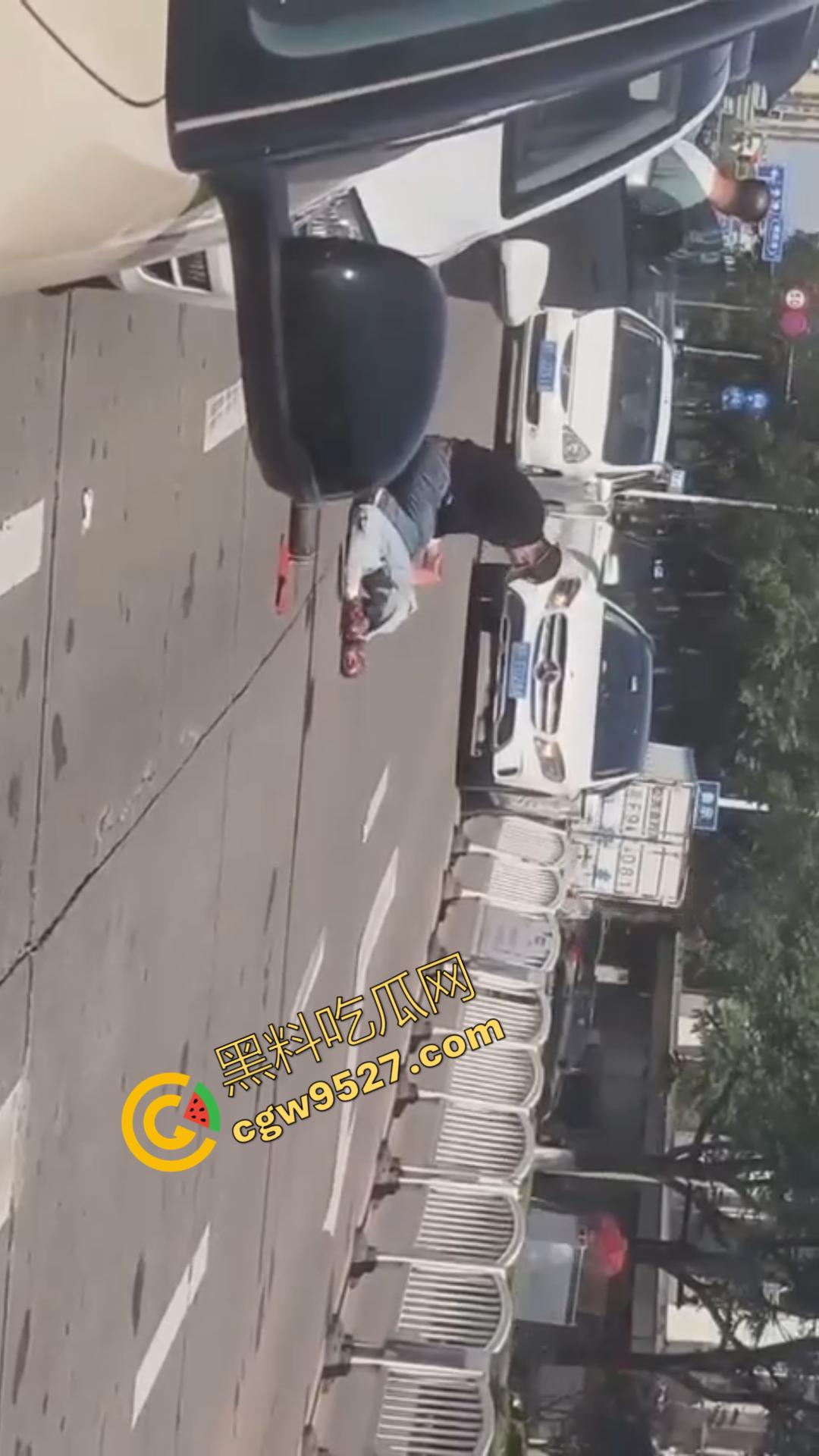 海宁街头惊现杀人割头恐怖画面!凶手带着手套十分专业当众杀人,现场血流一地,受害人当场死亡-6