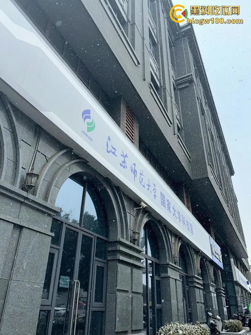 江苏师范大学飞机哥骚操作,篮球场后厕所手瘾犯了,当场打飞机被同学偷拍,场面离谱到无语!-2