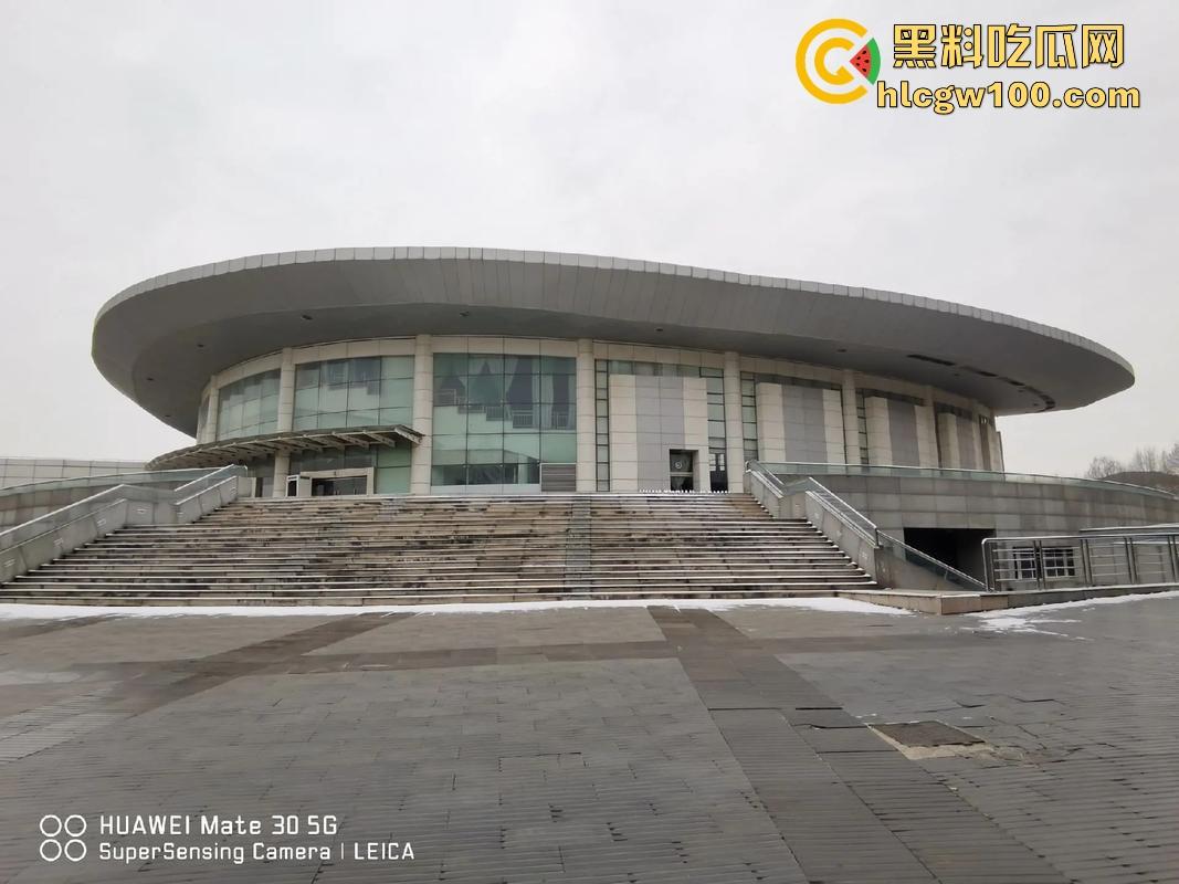 江苏师范大学飞机哥骚操作,篮球场后厕所手瘾犯了,当场打飞机被同学偷拍,场面离谱到无语!-3