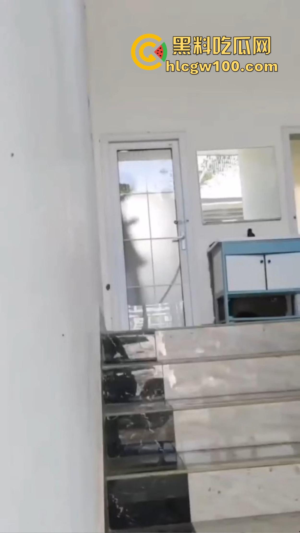 江苏师范大学飞机哥骚操作,篮球场后厕所手瘾犯了,当场打飞机被同学偷拍,场面离谱到无语!-6