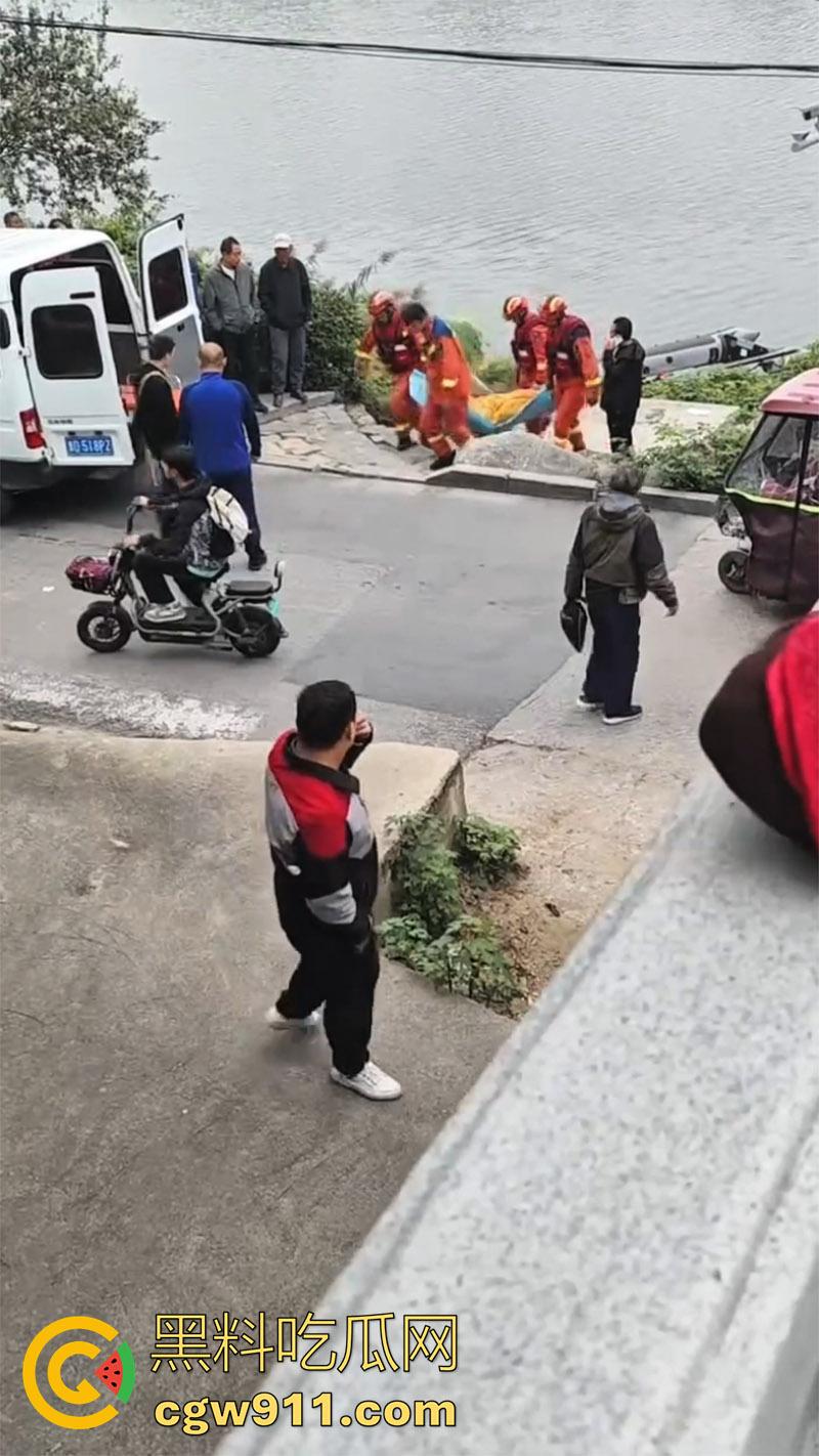 山东滕州荆河路荆河桥,附近打捞出一男子尸体,又是钓鱼佬发现的,疑似上游冲到下游,怀疑是为情自尽!-4