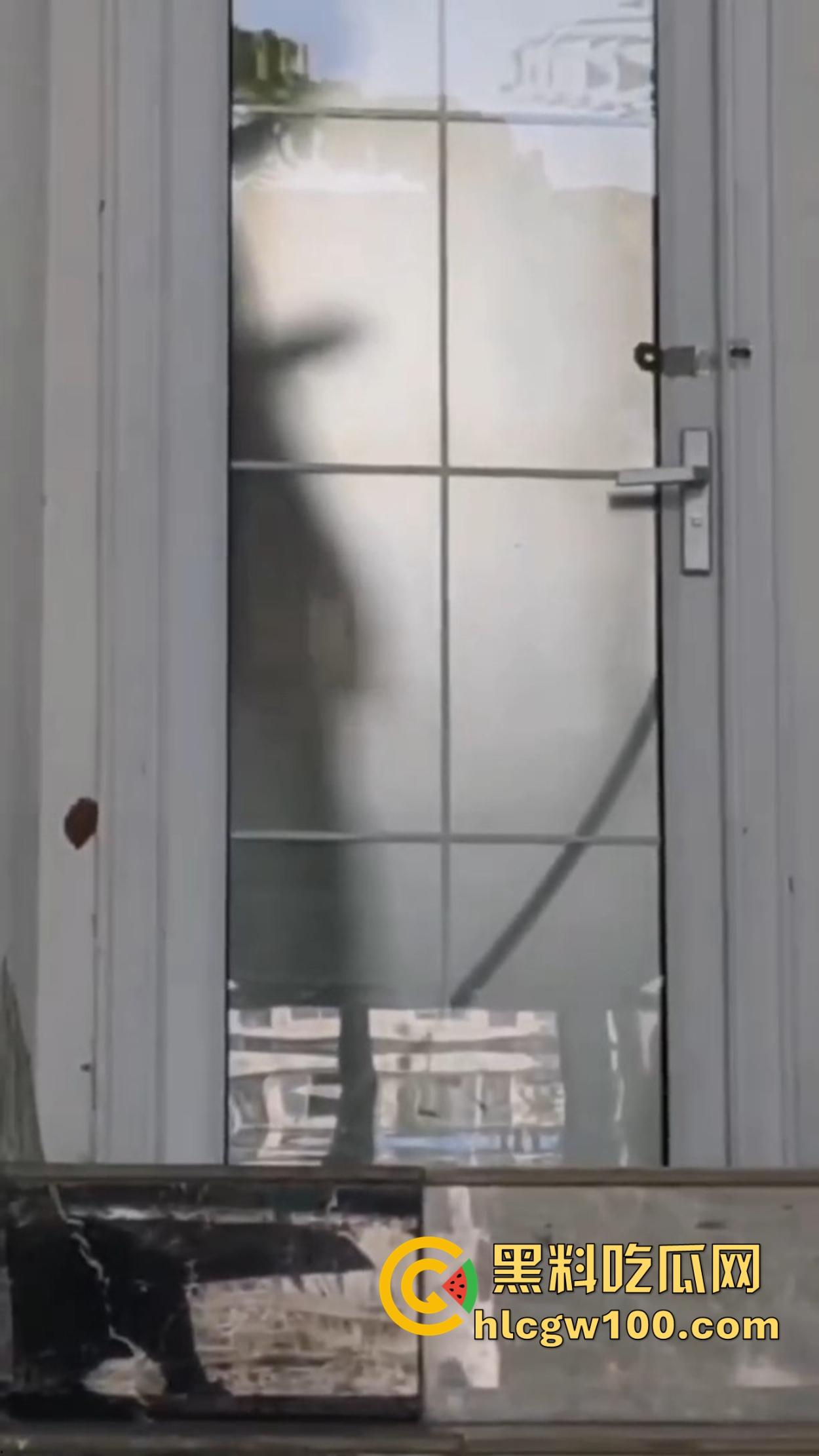 江苏师范大学飞机哥骚操作,篮球场后厕所手瘾犯了,当场打飞机被同学偷拍,场面离谱到无语!-8