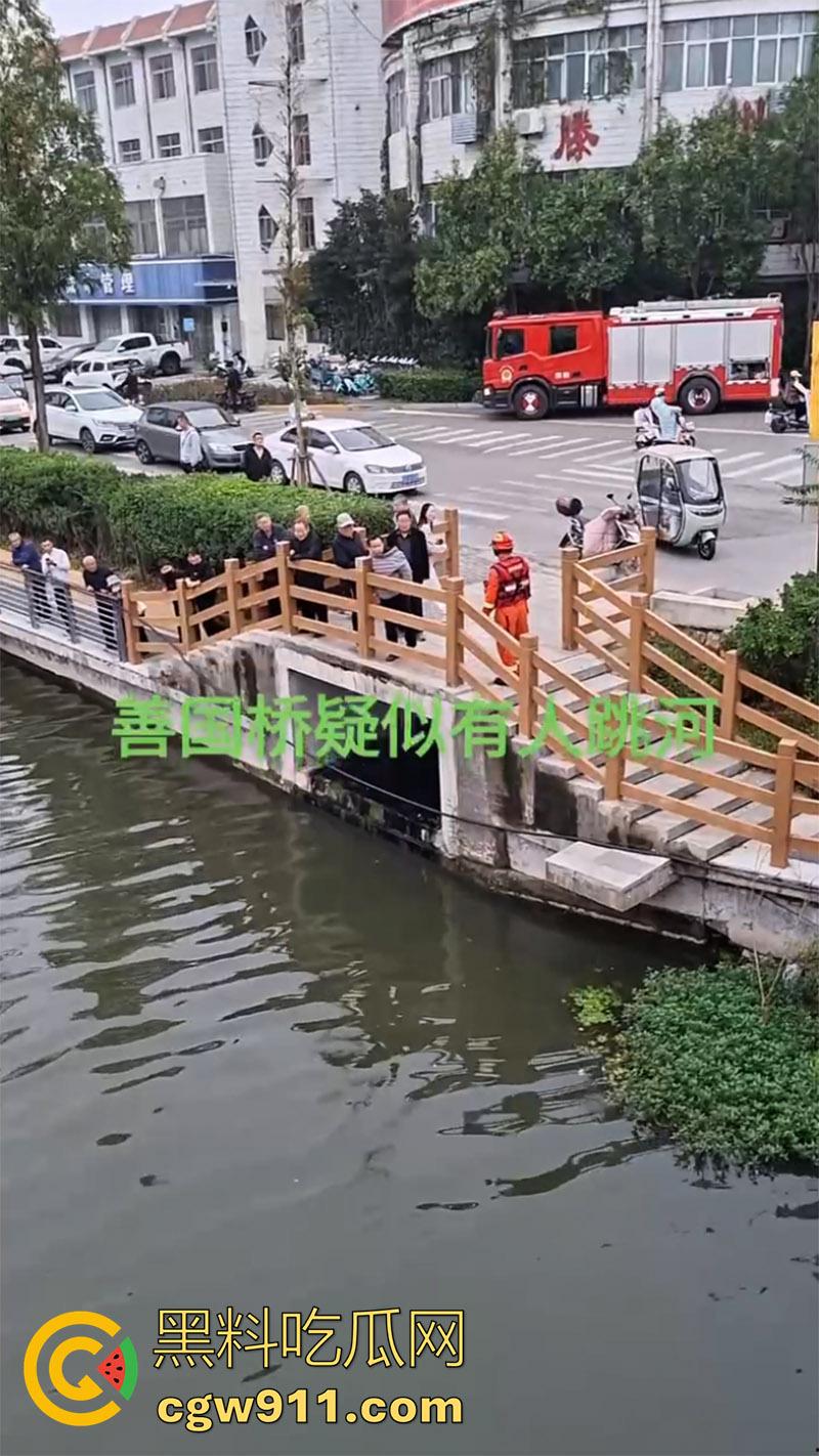 山东滕州荆河路荆河桥,附近打捞出一男子尸体,又是钓鱼佬发现的,疑似上游冲到下游,怀疑是为情自尽!-6