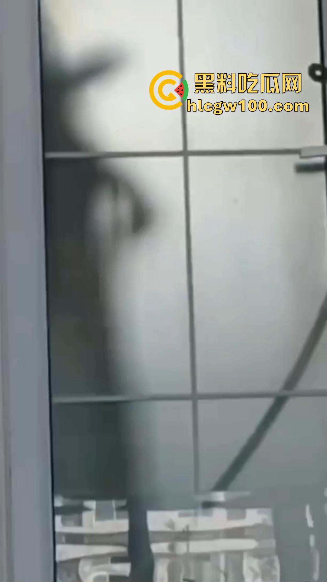 江苏师范大学飞机哥骚操作,篮球场后厕所手瘾犯了,当场打飞机被同学偷拍,场面离谱到无语!-9