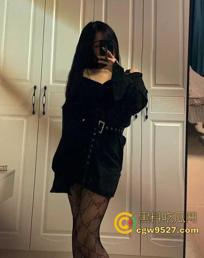 深夜带嫂子进公厕乱伦,丝袜尤物口交舔屌,撅臀后入被玩嗨,户外偷情真是刺激,真是过瘾啊!-1