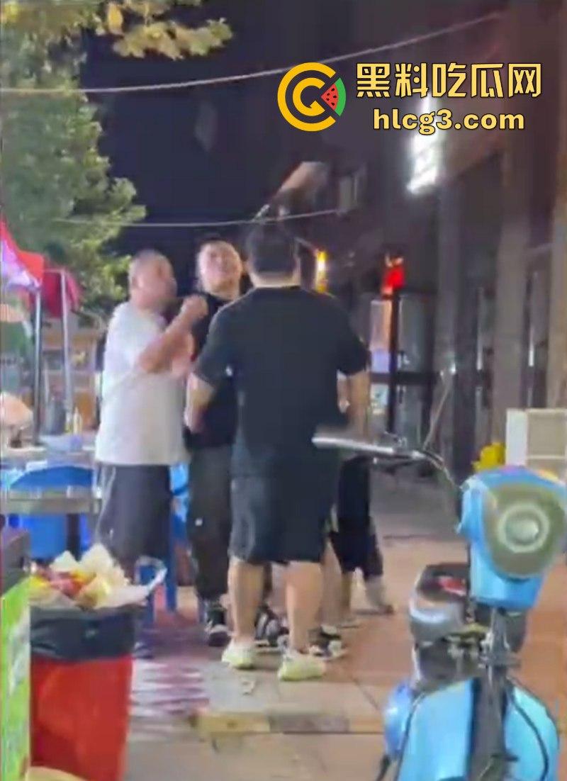 不作死就不会死!女孩烧烤店遭遇性骚扰 男友和其发生冲突对方态度却十分嚣张!-5