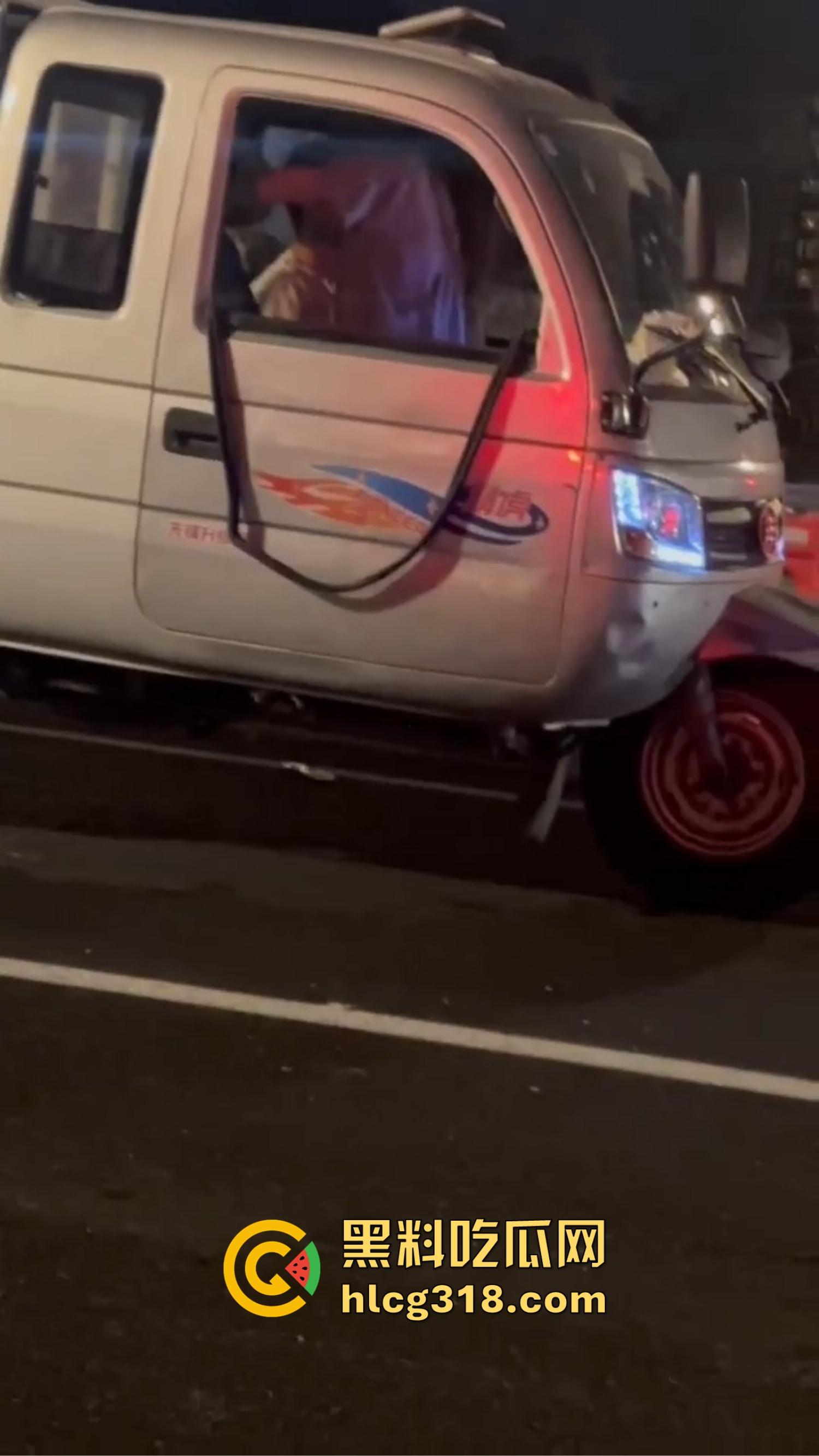 三轮车大爷路边实战清纯学生妹,车震视频曝光抖音狂传,观音坐莲抽到车架变形,这是低保换来的幸福吗?-4