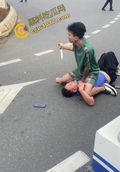 新疆男子勇斗城管！刀光闪烁，威风凛凛，城管悲惨跪地求饶，差点命丧黄泉！-5