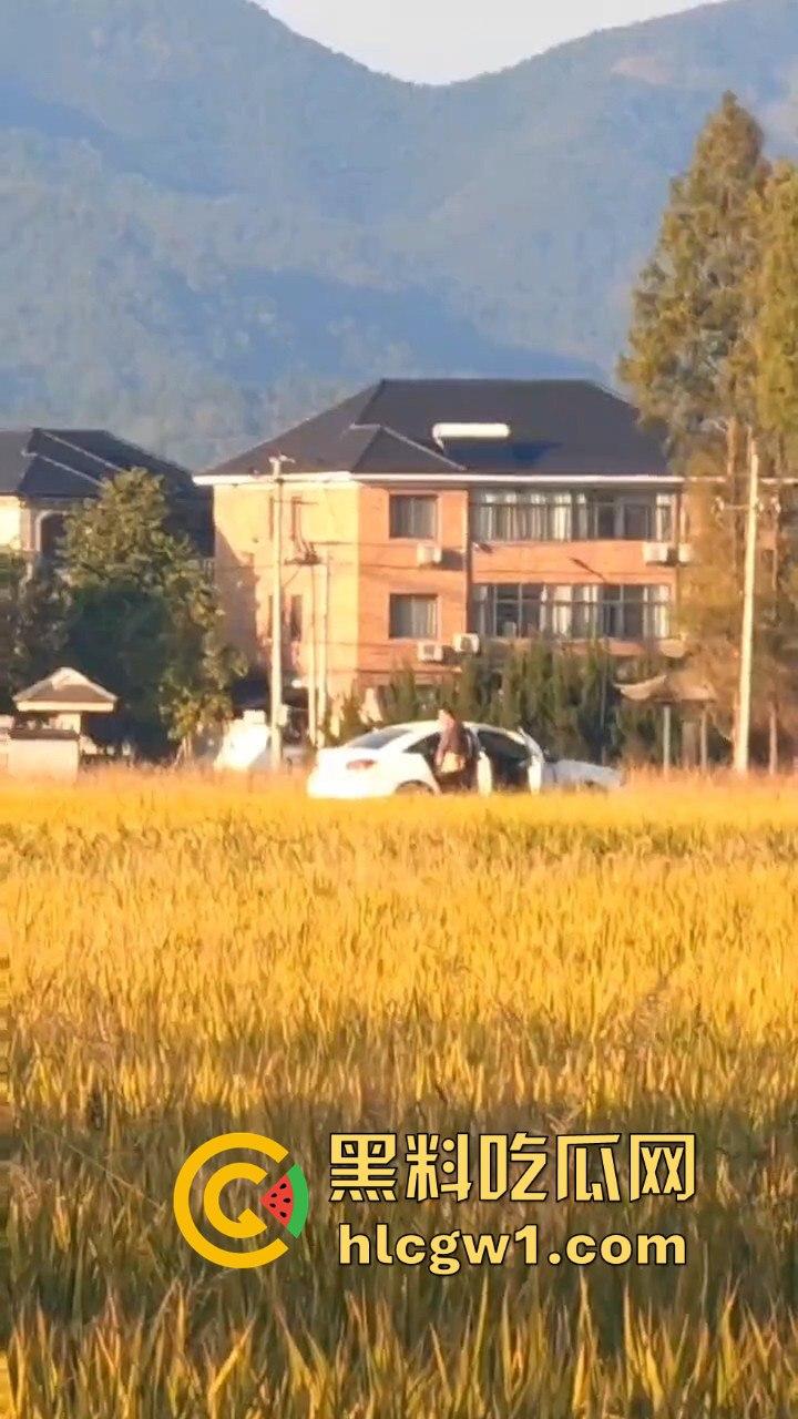 户外野战被拍!小情侣野战以为没人看,结果被摄像大哥拍得清清楚楚,这瓜友是他们play的隐藏角色?-7