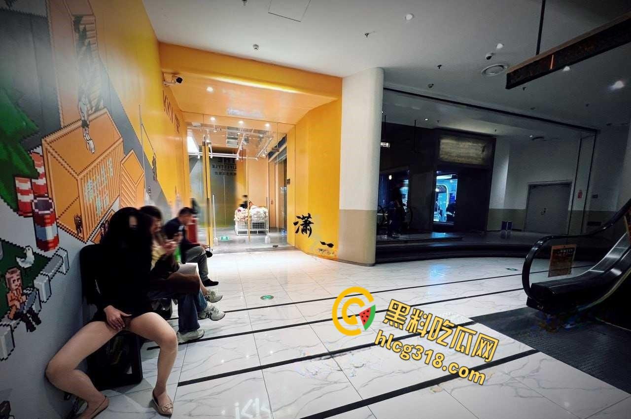 推特【潇洒Guccism】调教反差女神,户外大爷旁开档黑丝白虎露出太诱人了!-7