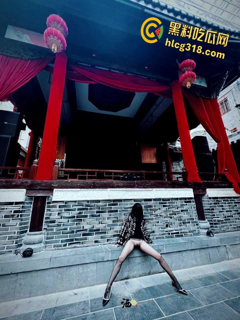 推特【潇洒Guccism】调教反差女神,户外大爷旁开档黑丝白虎露出太诱人了!-8