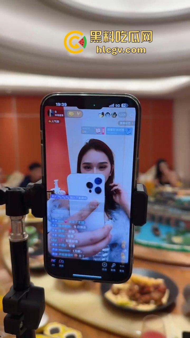 瓜友爆料朋友圈TS骚操作!天天发下头内容,人妖直播吃饭还炫耀深圳男人抢着草他屁眼!-9