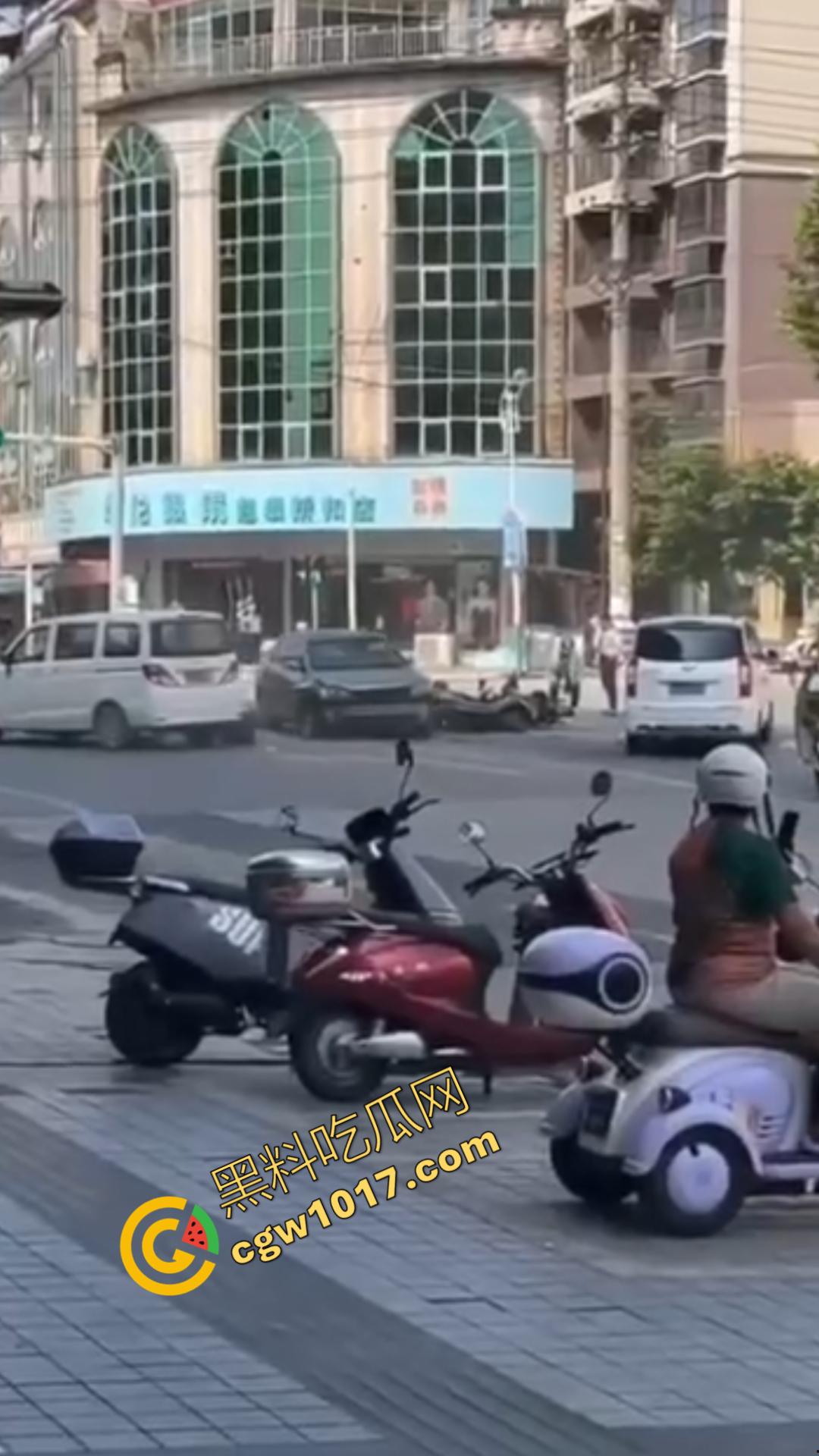 广西百色十字路口惊魂一刻:失控汽车撞飞数辆车辆,司机逃逸后坠河。8人受伤,搜救紧急展开!-2