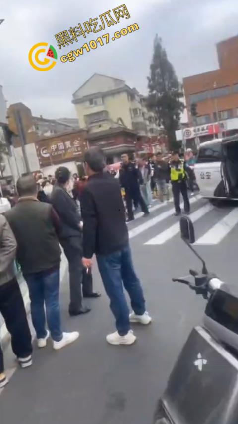 史上最强劫匪:上海金店惨遭口罩男子持锤密集猛砸,围观群众惊呼声交织,持锤狂徒现场被擒!-2