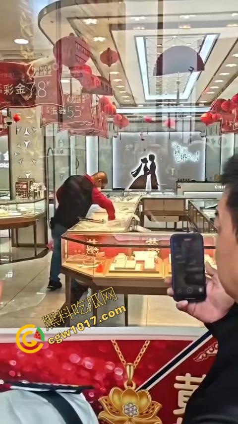 史上最强劫匪:上海金店惨遭口罩男子持锤密集猛砸,围观群众惊呼声交织,持锤狂徒现场被擒!-4