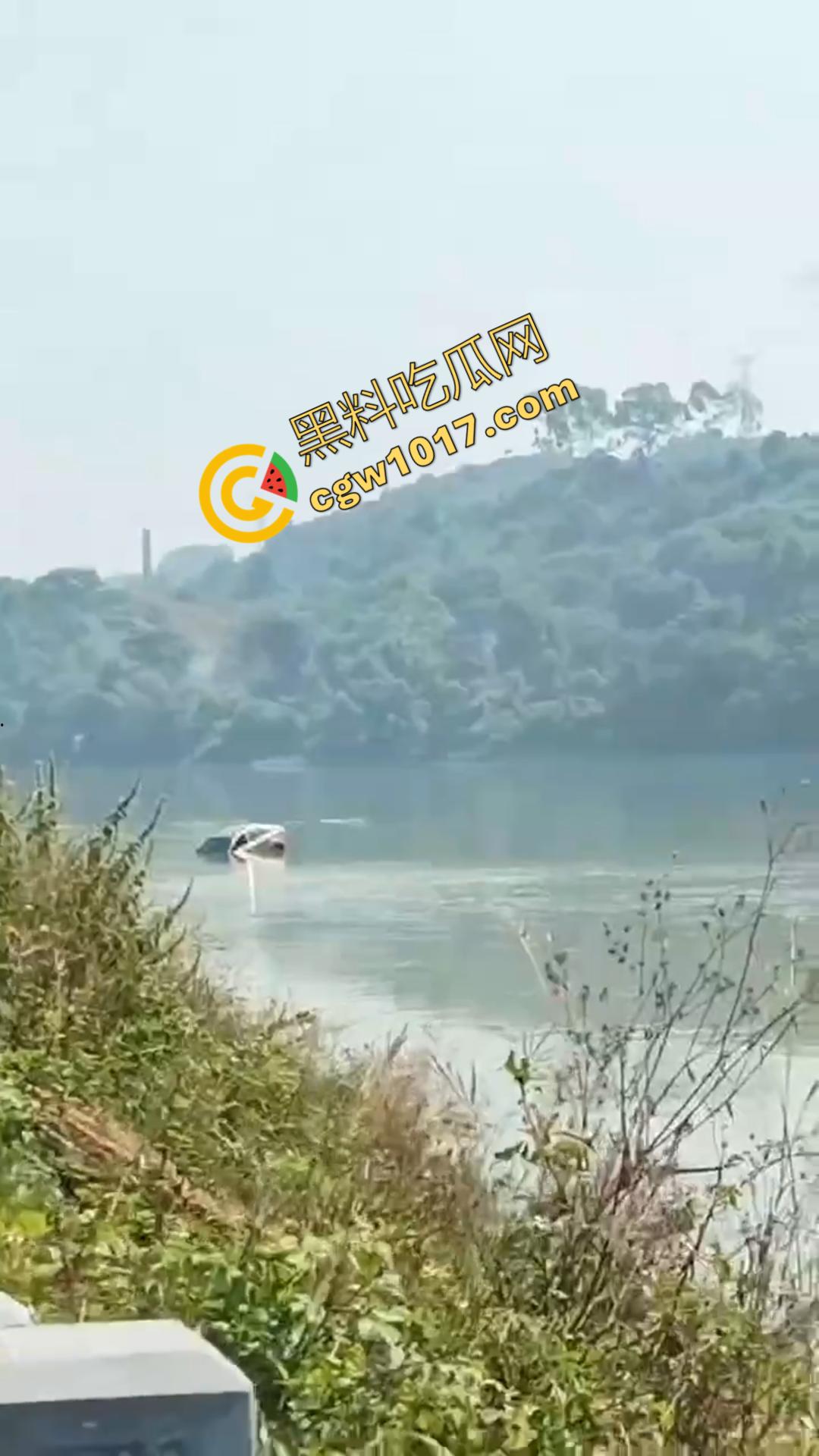 广西百色十字路口惊魂一刻:失控汽车撞飞数辆车辆,司机逃逸后坠河。8人受伤,搜救紧急展开!-7