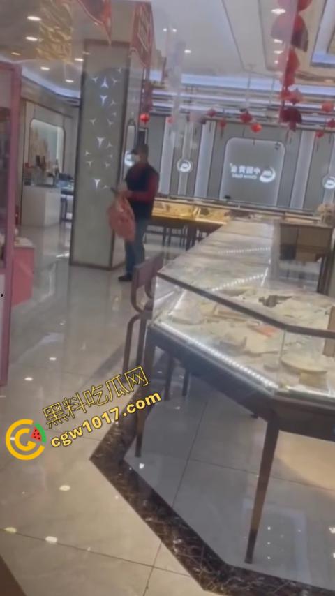 史上最强劫匪:上海金店惨遭口罩男子持锤密集猛砸,围观群众惊呼声交织,持锤狂徒现场被擒!-6