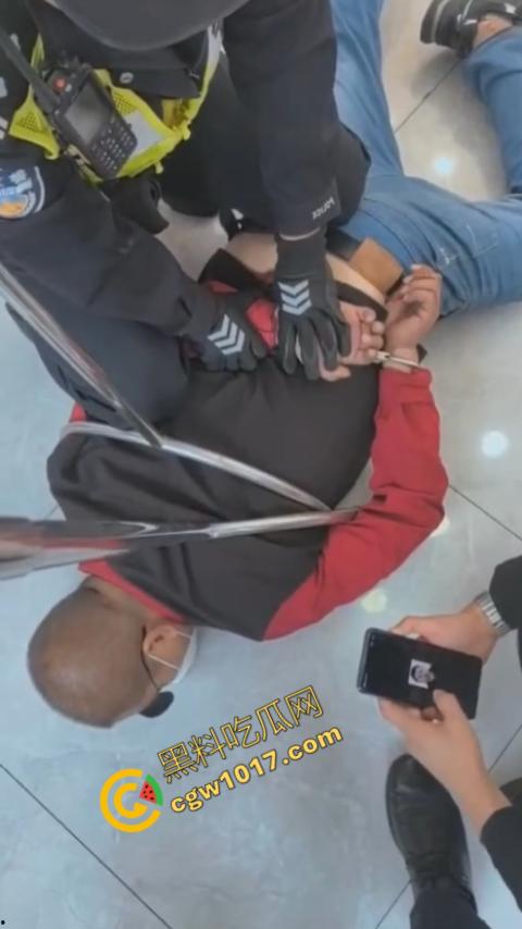 史上最强劫匪:上海金店惨遭口罩男子持锤密集猛砸,围观群众惊呼声交织,持锤狂徒现场被擒!-7