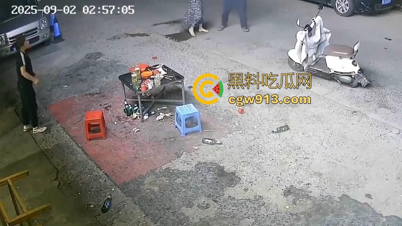 宵夜档夫妻打架，见面就是一杯酒砸过去，接着猛打脚踢，同桌的兄弟拦都拦不开，又是恐婚的一天！-9