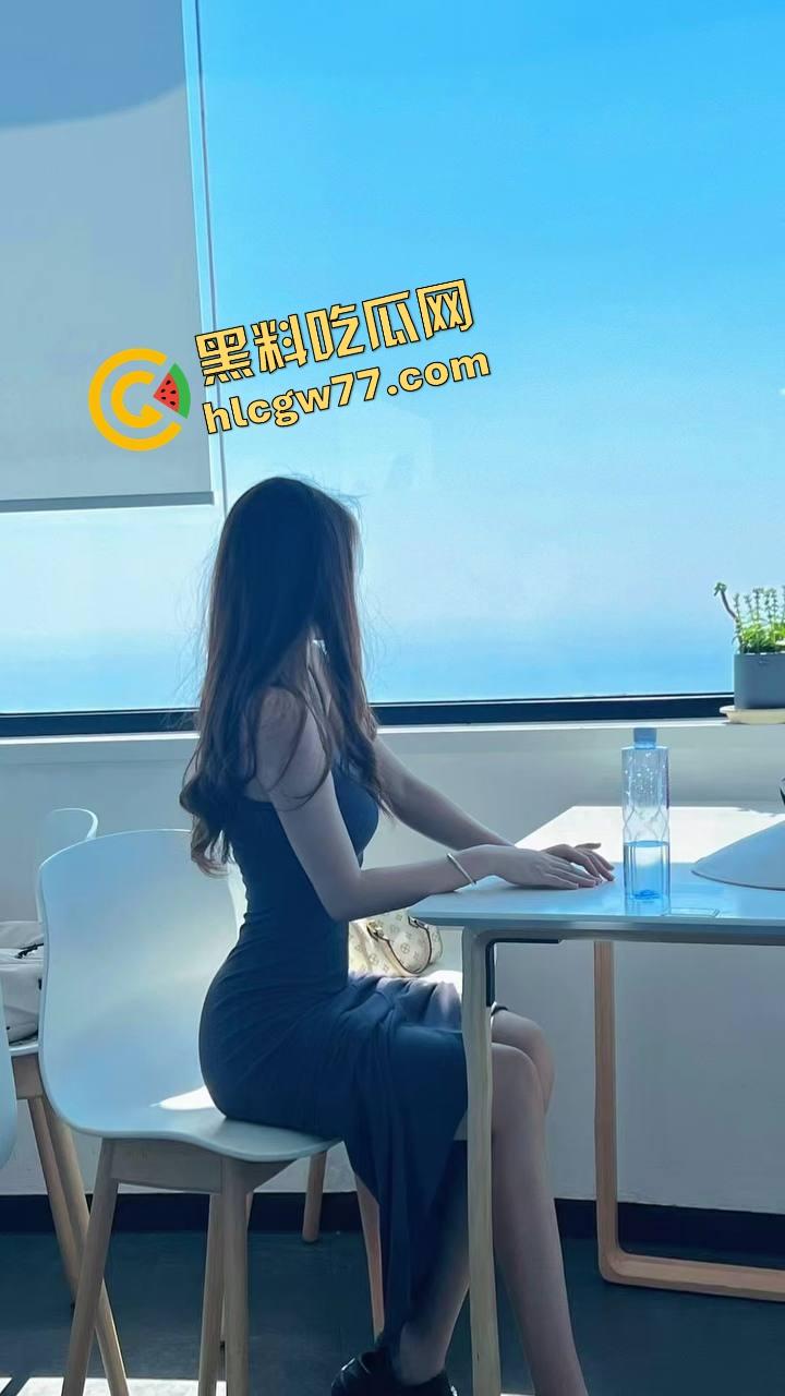 珠海绿帽老公带性瘾人妻 约三单男酒店玩4P 鸡巴都快吃不过来了 撅起肥臀被不停插!-1