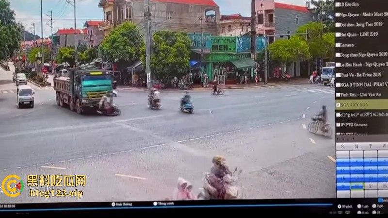 血腥慎点!越南恐怖车祸 电车撞向大货车 母子惨遭碾压 惨痛现场监控视频曝光-1