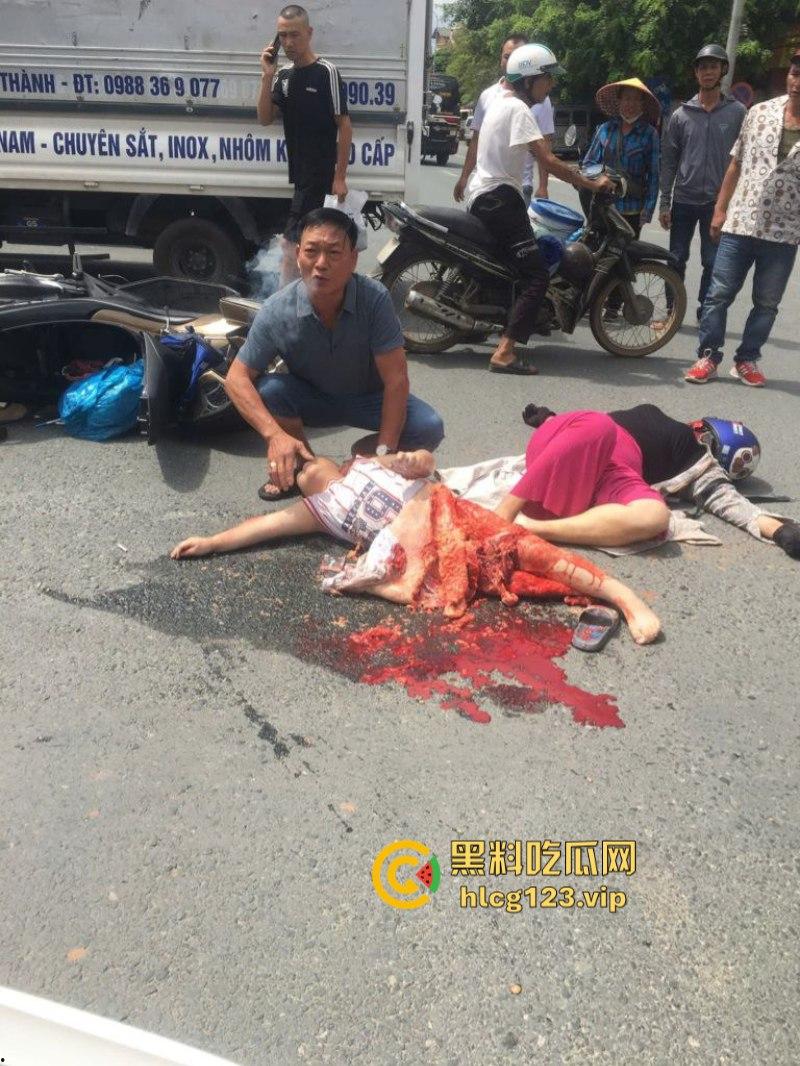 血腥慎点!越南恐怖车祸 电车撞向大货车 母子惨遭碾压 惨痛现场监控视频曝光-6